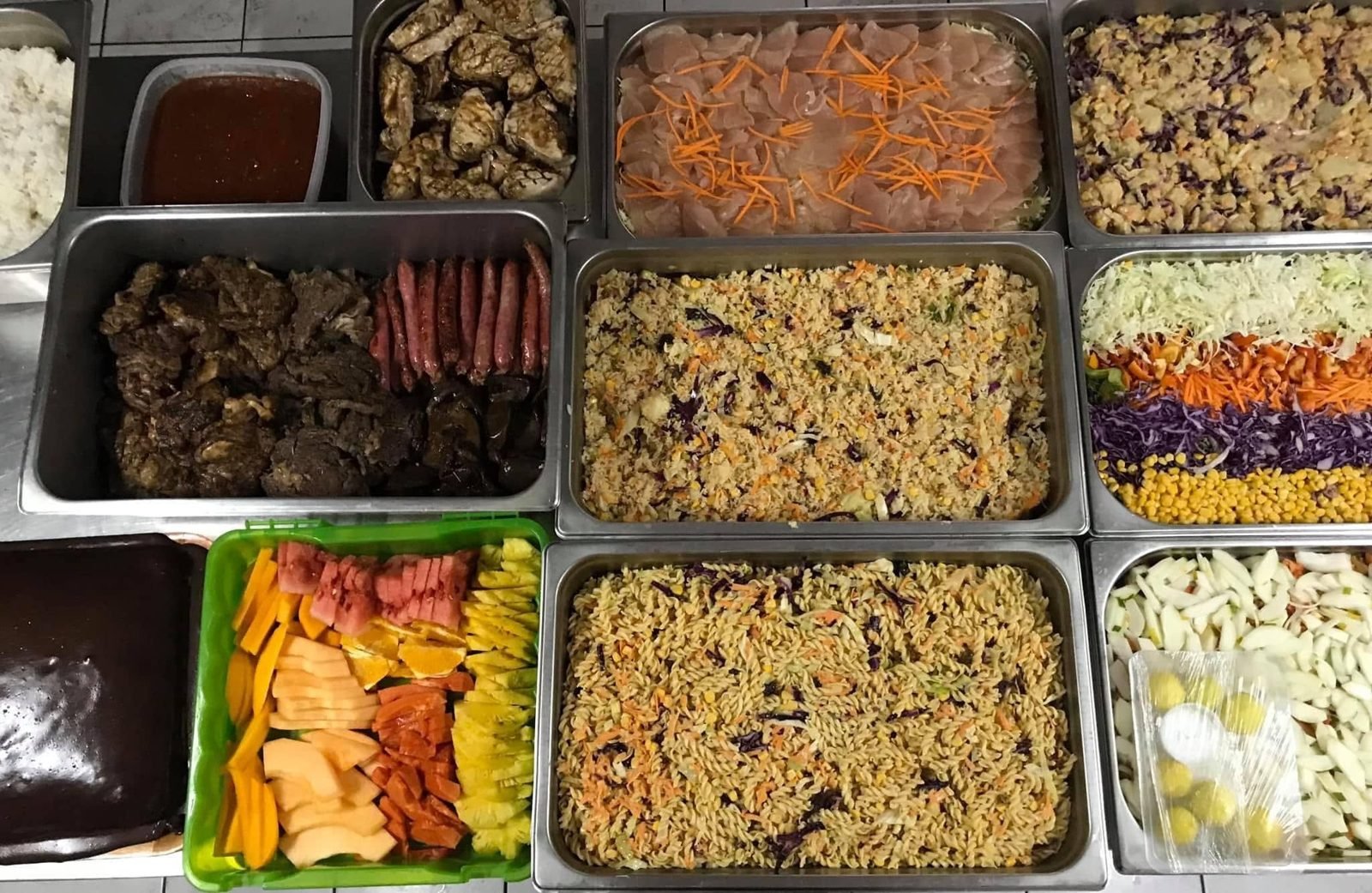 Buffet en bacs : viandes, saucisses, salades composées, crudités, fruits